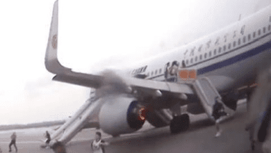 हवाई अड्डे पर आपात लैंडिंग करते विमान"