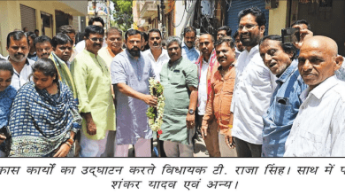 विधायक टी. राजा सिंह बेगम बाजार में विकास कार्यों का उद्घाटन करते हुए