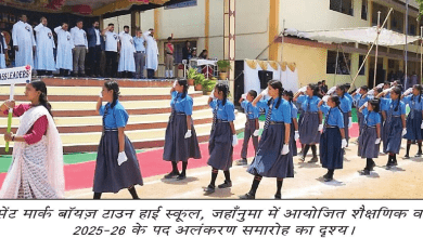 सेंट मार्क स्कूल में छात्र नेताओं को बैज पहनाते अतिथि