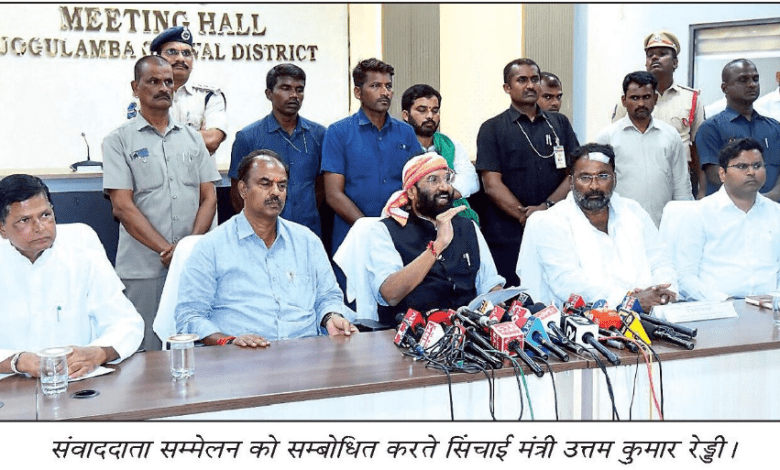 मंत्री उत्तम कुमार रेड्डी जुराला परियोजना का निरीक्षण करते हुए