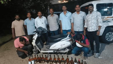 हैदराबाद आबकारी पुलिस ने रक्षा विभाग की शराब बोतलों के साथ दो आरोपियों को गिरफ्तार किया।”