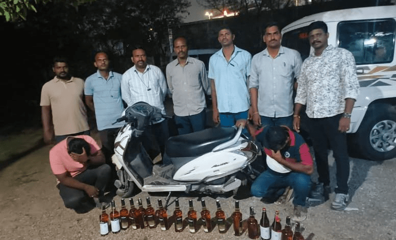 हैदराबाद आबकारी पुलिस ने रक्षा विभाग की शराब बोतलों के साथ दो आरोपियों को गिरफ्तार किया।”