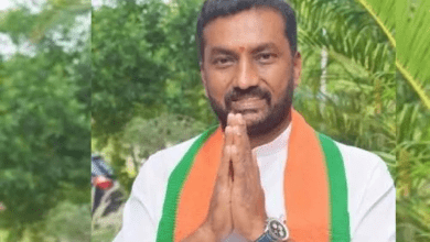 रघुनंदन राव के पर्सनल असिस्टेंट द्वारा धमकी भरा फोन कॉल करते अज्ञात कॉलर की तस्वीरात्मक कल्पना”