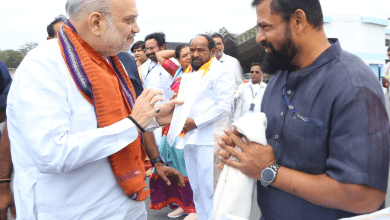 बेगमपेट एयरपोर्ट पर अमित शाह और टी. राजा सिंह हाथ मिलाते हुए”