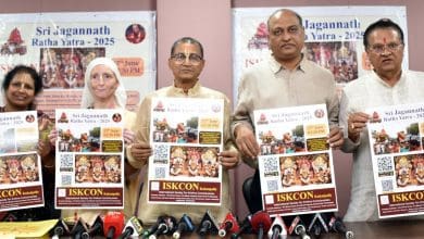 श्री जगन्नाथ रथयात्रा की रंगीन झांकी व भक्तों की भीड़