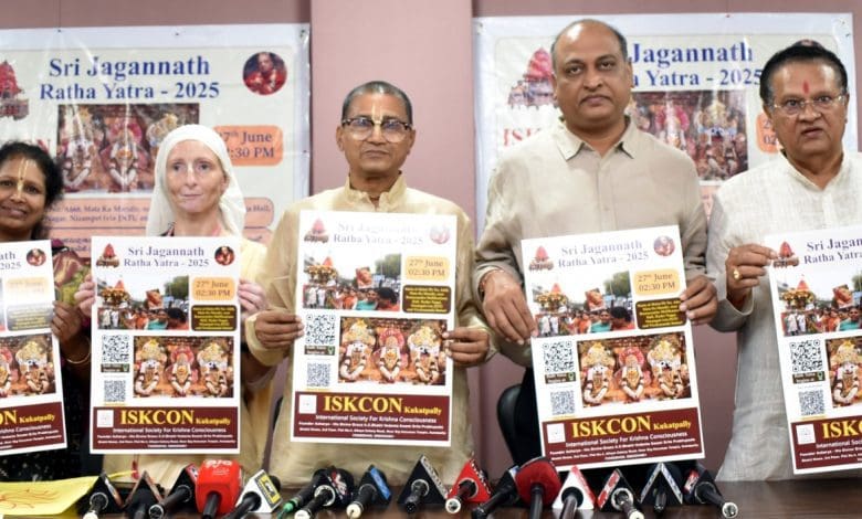 श्री जगन्नाथ रथयात्रा की रंगीन झांकी व भक्तों की भीड़