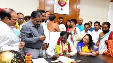 विवेक वेंकट स्वामी श्रम एवं खान मंत्री पद की शपथ लेते हुए