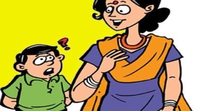 मासूम छात्र रमेश ब्लैकबोर्ड पर लिखे महाभारत को देखकर टीचर से उलझता हुआ