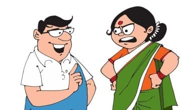 पत्नी तौलिया देने के बदले पति को डांटती हुई, पति हैरान