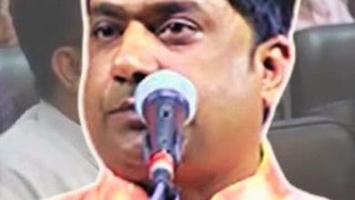 हेमन्त पांडेय मंच पर हास्य कविता पाठ करते हुए