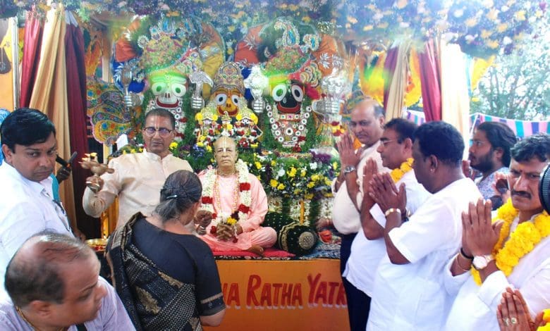कुकटपल्ली स्थित मैसम्मा मंदिर से रथयात्रा