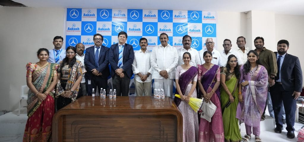 आकाश एजुकेशनल सर्विसेज ने चंदानगर में नया कोचिंग सेंटर शुरू कर छात्रों को नीट, जेईई और ओलंपियाड जैसी परीक्षाओं की तैयारी के लिए मंच दिया।