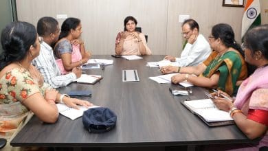 जिला शिक्षा विभाग के अधिकारियों संग समीक्षा बैठक का दृश्य