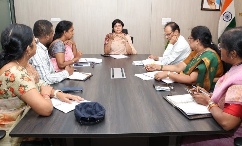 जिला शिक्षा विभाग के अधिकारियों संग समीक्षा बैठक का दृश्य