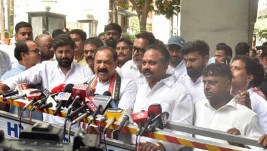 फोन टैपिंग मामले में गवाही देने के बाद मीडिया को संबोधित करते प्रदेश कांग्रेस अध्यक्ष महेश कुमार गौड़। साथ में राज्यसभा सदस्य अनिल कुमार यादव व अन्य।