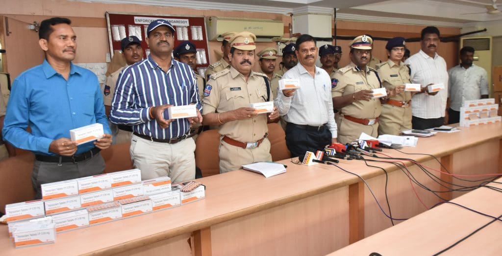 अप्राजोलम बेचने वाले दो तस्करों की गिरफ्तारी हुई