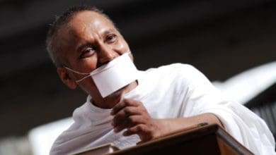 ध्यानमग्न व्यक्ति, जो लेश्या के माध्यम से आत्मपरिवर्तन कर रहा है।