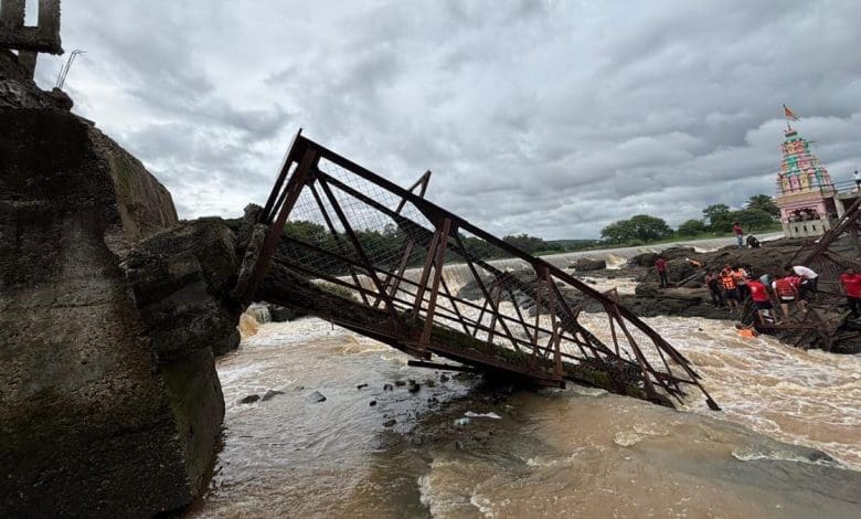 इंद्रायणी पुल हादसा में पुल गिरने से हुआ बड़ा नुकसान