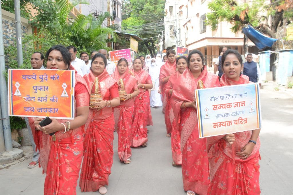 जैन श्री संघ मलकपेट के तत्वावधान में राजमतीजी, विनयश्रीजी, जिव्वाश्रीजी म.सा आदि ठाणा-3 के नगर प्रवेश कार्यक्रम का दृश्य।  
