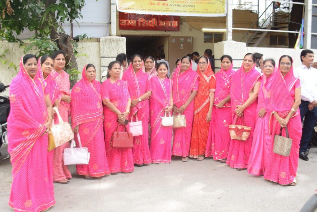 जैन श्री संघ मलकपेट के तत्वावधान में राजमतीजी, विनयश्रीजी, जिव्वाश्रीजी म.सा आदि ठाणा-3 के नगर प्रवेश कार्यक्रम का दृश्य।  
