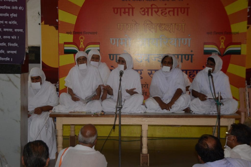 जैन श्री संघ मलकपेट के तत्वावधान में राजमतीजी, विनयश्रीजी, जिव्वाश्रीजी म.सा आदि ठाणा-3 के नगर प्रवेश कार्यक्रम का दृश्य।  
