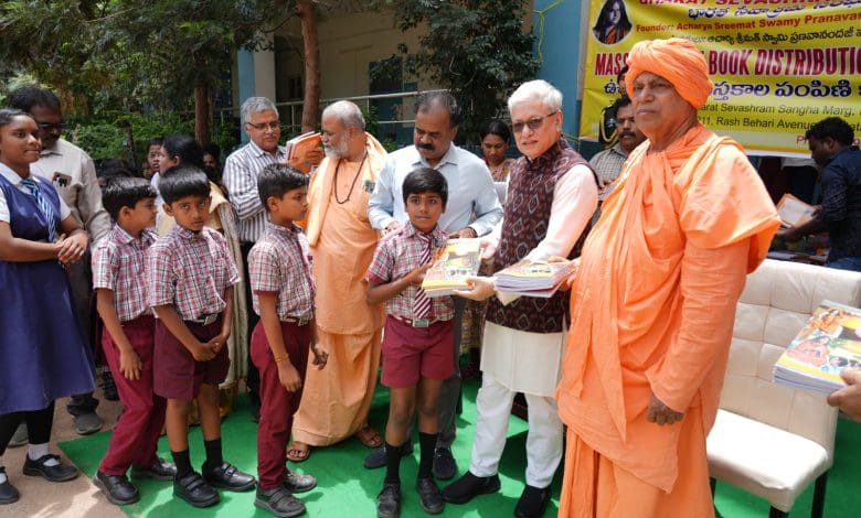 राज्यपाल द्वारा निशुल्क नोटबुक वितरण कार्यक्रम
