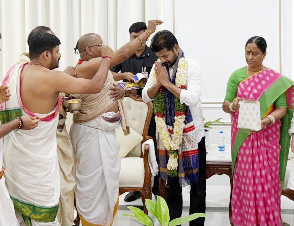 सिकंदराबाद स्थित श्री उज्जैनी महाकाली मंदिर में आयोजित किए जाने वाले बोनालू उत्सव में मुख्यमंत्री रेवंत रेड्डी को आमंत्रित करते मंदिर के पुजारी। साथ में धर्मस्व मंत्री कोंडा सुरेखा, परिवहन मंत्री पोन्नम प्रभाकर। पंडितों ने मंत्रोच्चार द्वारा सीएम को आशीर्वाद प्रदान किया।  
