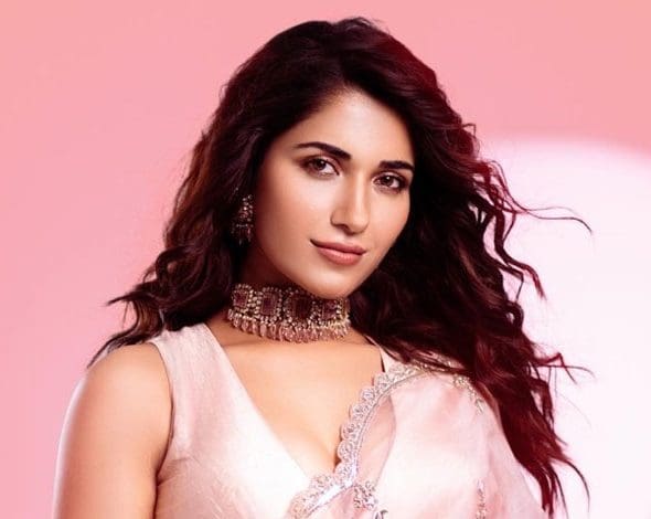 रुहानी शर्मा की बोल्ड और दमदार फिल्मों की तस्वीर