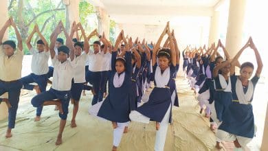 योग करते हुए व्यक्ति, मानसिक और शारीरिक स्वास्थ्य के लिए योग