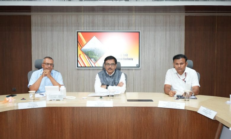 अरुण कुमार जैन, दमरे महाप्रबंधक, सुरक्षा बैठक में