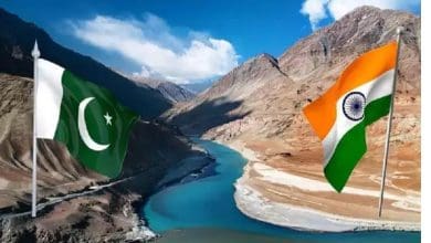 सिंधु नदी पर बहता शांत जल और भारत-पाक के झंडे का प्रतीकात्मक चित्र