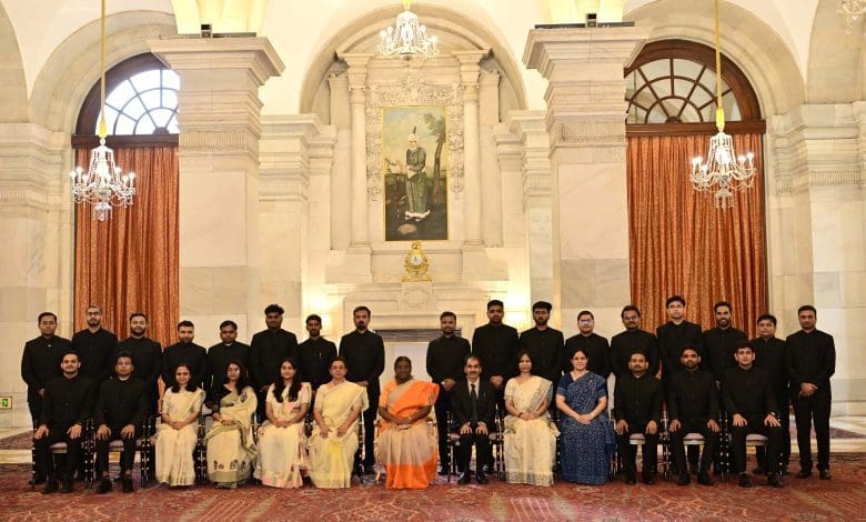 राष्ट्रपति भवन में ICLS, DAQA और CLS निरीक्षाधीन अधिकारी राष्ट्रपति द्रौपदी मुर्मू से शिष्टाचार भेंट करते हुए