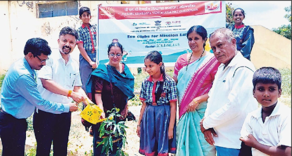 एक पेड़ माँ के नाम कार्यक्रम में पौधारोपण