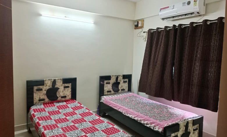 हाईटेक सिटी में कोलीविंग संस्कृति पर रोक की मांग करते पूर्व सांसद वी. हनुमंत राव