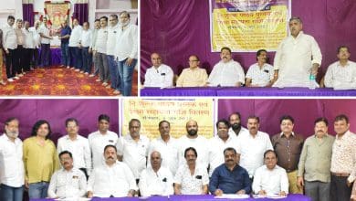 मैढ़ क्षत्रिय स्वर्णकार समाज के पदाधिकारी जरूरतमंद विद्यार्थियों को निशुल्क पाठ्य पुस्तकें और सहायता राशि वितरित करते हुए।