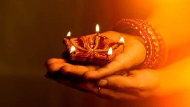 आषाढ़ अमावस्या के दिन नदी में स्नान और पूजा करते श्रद्धालु