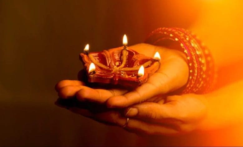 आषाढ़ अमावस्या के दिन नदी में स्नान और पूजा करते श्रद्धालु