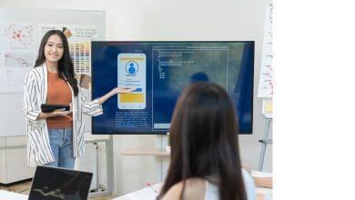 डिजिटल लर्निंग करते हुए युवा प्रोफेशनल्स की तस्वीर