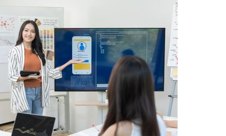 डिजिटल लर्निंग करते हुए युवा प्रोफेशनल्स की तस्वीर