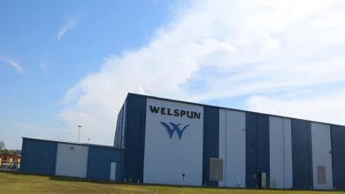 वेल्सपुन एनएसडीसी प्रशिक्षण कार्यक्रम में युवाओं को वस्त्र उद्योग में कौशल सिखाते हुए