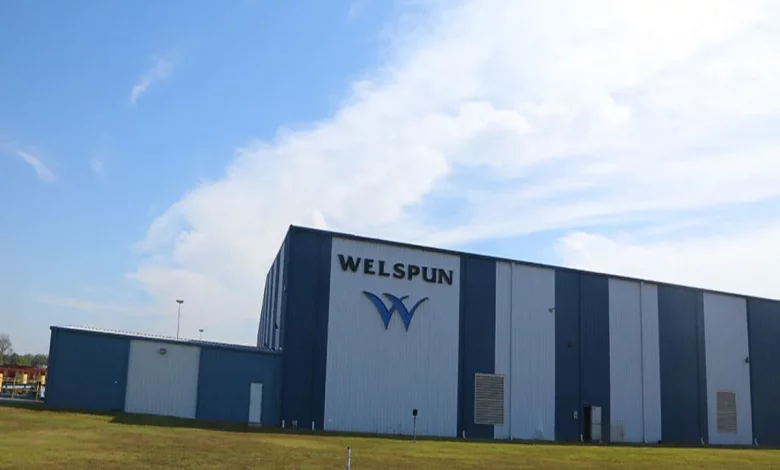 वेल्सपुन एनएसडीसी प्रशिक्षण कार्यक्रम में युवाओं को वस्त्र उद्योग में कौशल सिखाते हुए