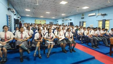 TASA अधिकारी छात्रों को सशस्त्र बलों की वीरता की कहानी सुनाते हुए