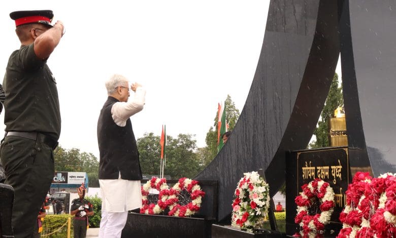 राज्यपाल जिष्णु देव वर्मा ने शहीदों को दी पुष्पांजलि