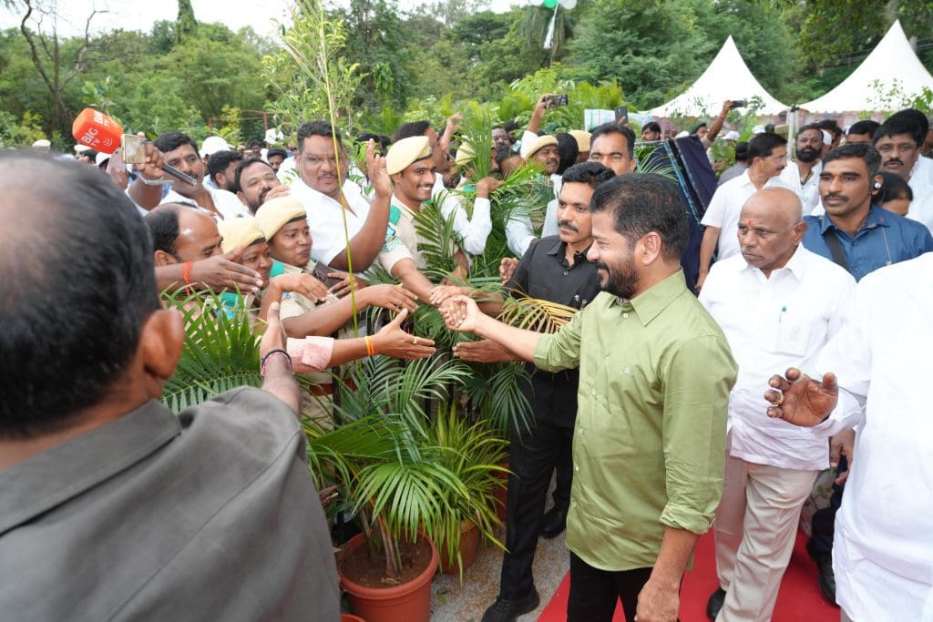 रेवंत रेड्डी ने पौधा लगाकर वन महोत्सव मनाया

