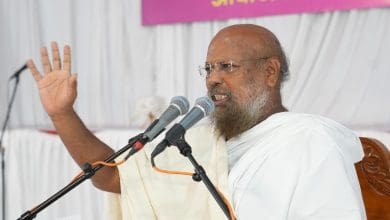 प्रवचन के मंच पर संत ललितप्रभ सागरजी मित्रता का महत्व समझाते हुए