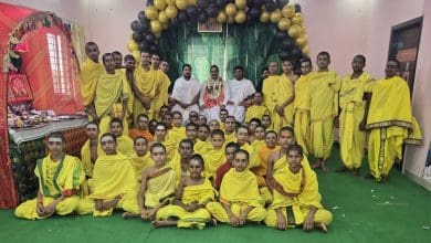 गुरु पूर्णिमा कार्यक्रम में वेद पूजन का दृश्य