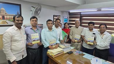 केन्द्राय मंत्री नितिन गडकरी, राममोहन नायुडू तथा अधिकारियों से भेंट करते हिन्दी प्रचार सभा, हैदराबाद के प्रतिनिधि।