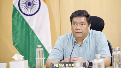 मुख्यमंत्री पेमा खांडू अरुणाचल प्रदेश में हिंदी के महत्व पर बोलते हुए