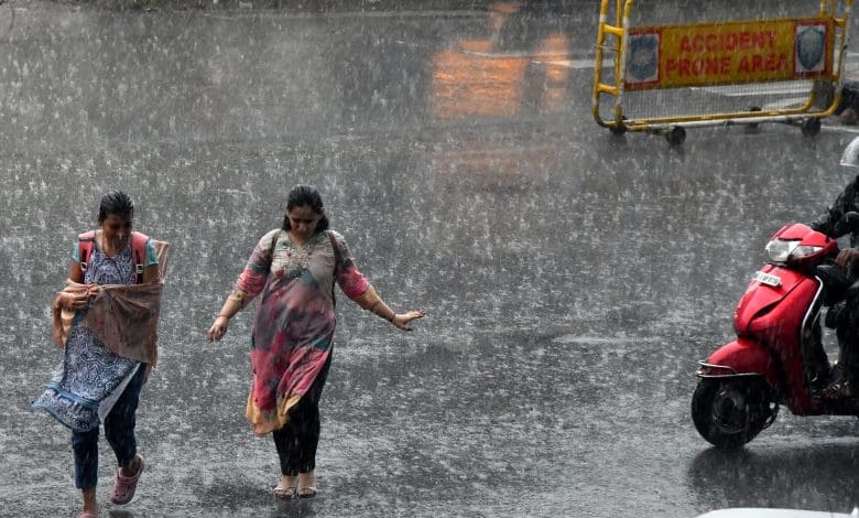 भारी बारिश से जनजीवन अस्त-व्यस्त, सड़कें जलमग्न