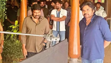 उस्ताद भगत सिंह के सेट पर चिरंजीवी और पवन कल्याण की मुलाकात की तस्वीर